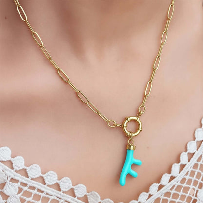 Collar de acero inoxidable sostenible, chapado en oro, con colgante azul, elegante y hecho a mano.